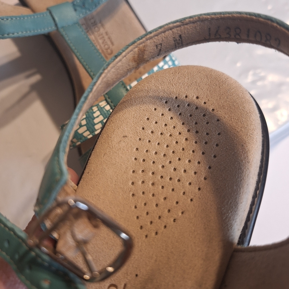 SAS Capri Teal Strappy T‑Bar Sandals with Patterned Accent. Size 7 M - Picture 9 of 10